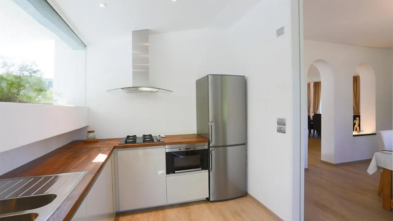 ריצ'יונה Villa Sarah 102 Emma Villas